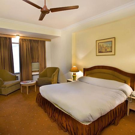 The Bmk Hotel Нью-Дели Экстерьер фото