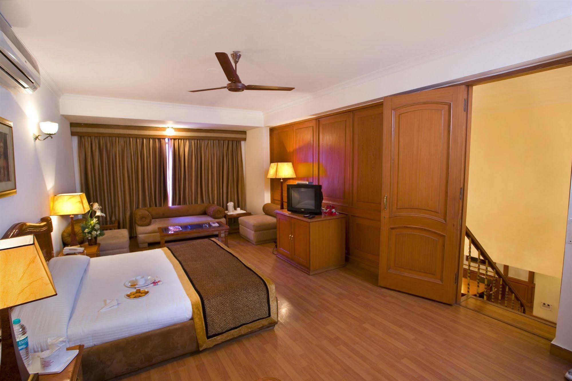 The Bmk Hotel Нью-Дели Экстерьер фото