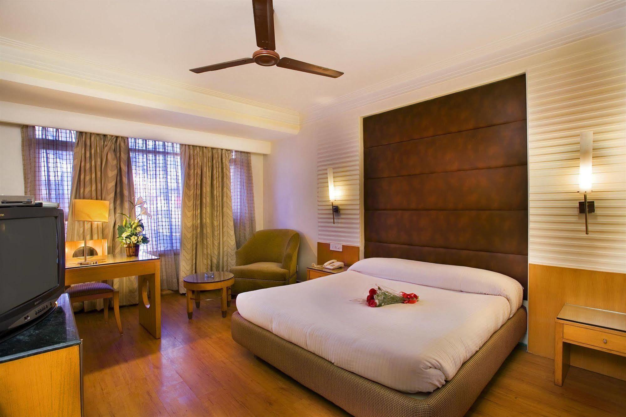 The Bmk Hotel Нью-Дели Экстерьер фото