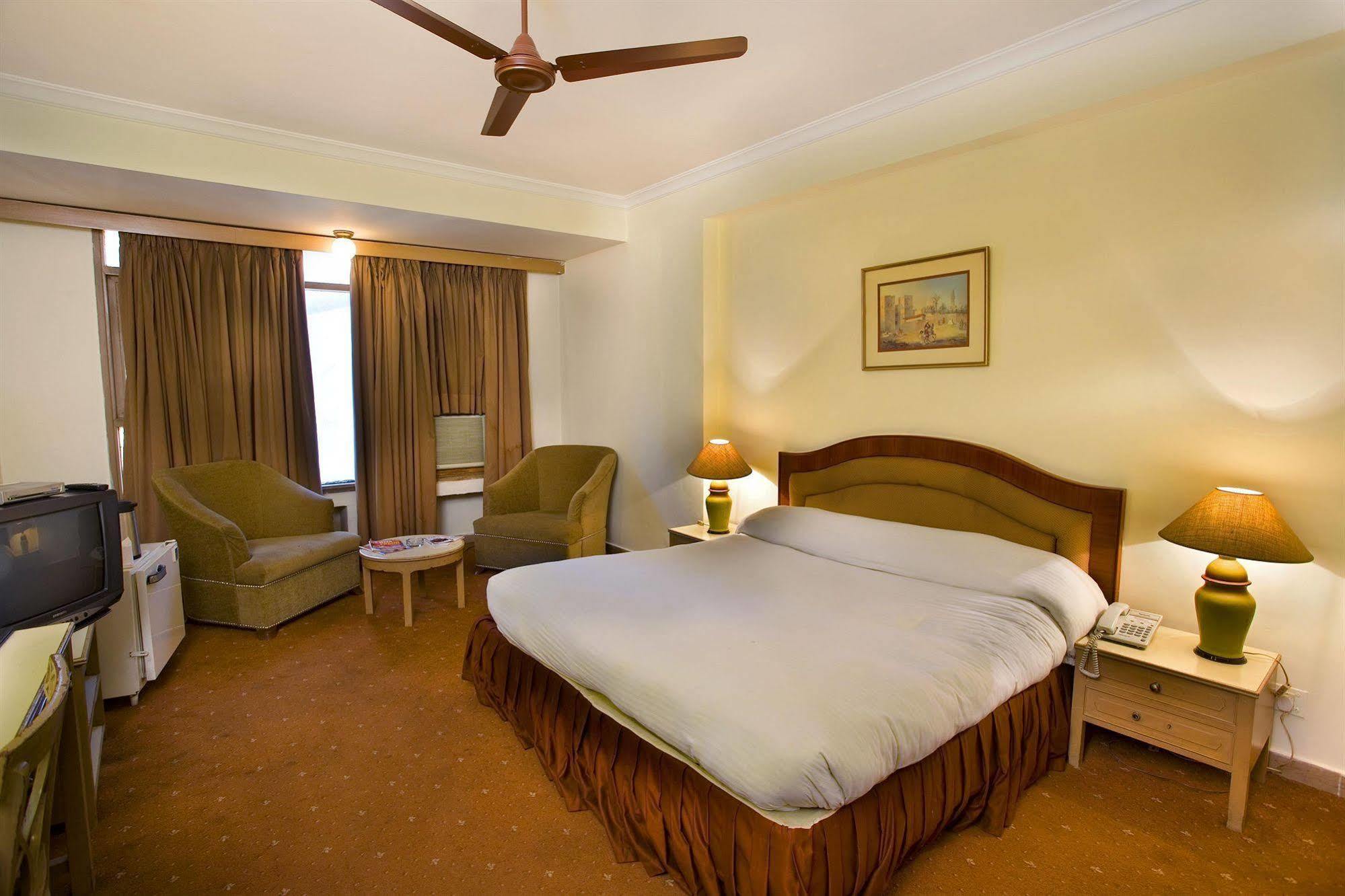 The Bmk Hotel Нью-Дели Экстерьер фото